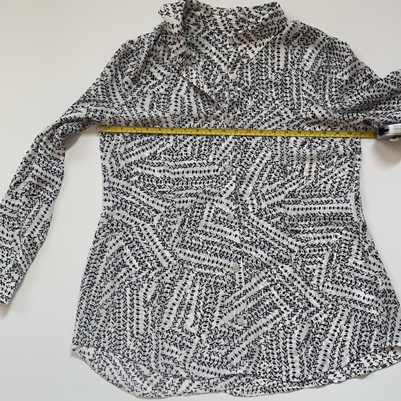 CAbi Split Back Black and White Print Blouse Size M - Picture 12 of 15